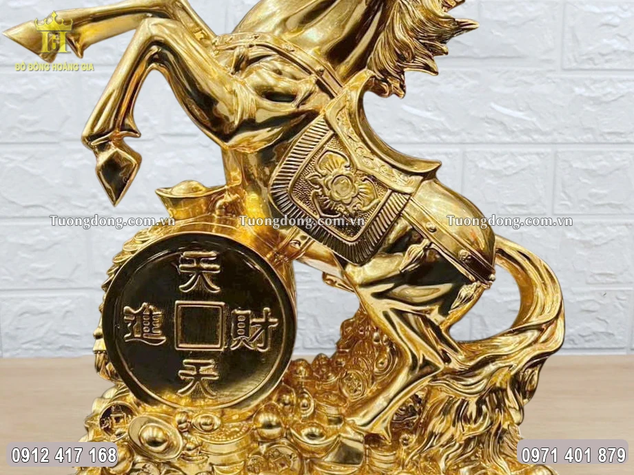 Đường nét cơ bắp trên thân ngựa được chạm khắc sắc nét